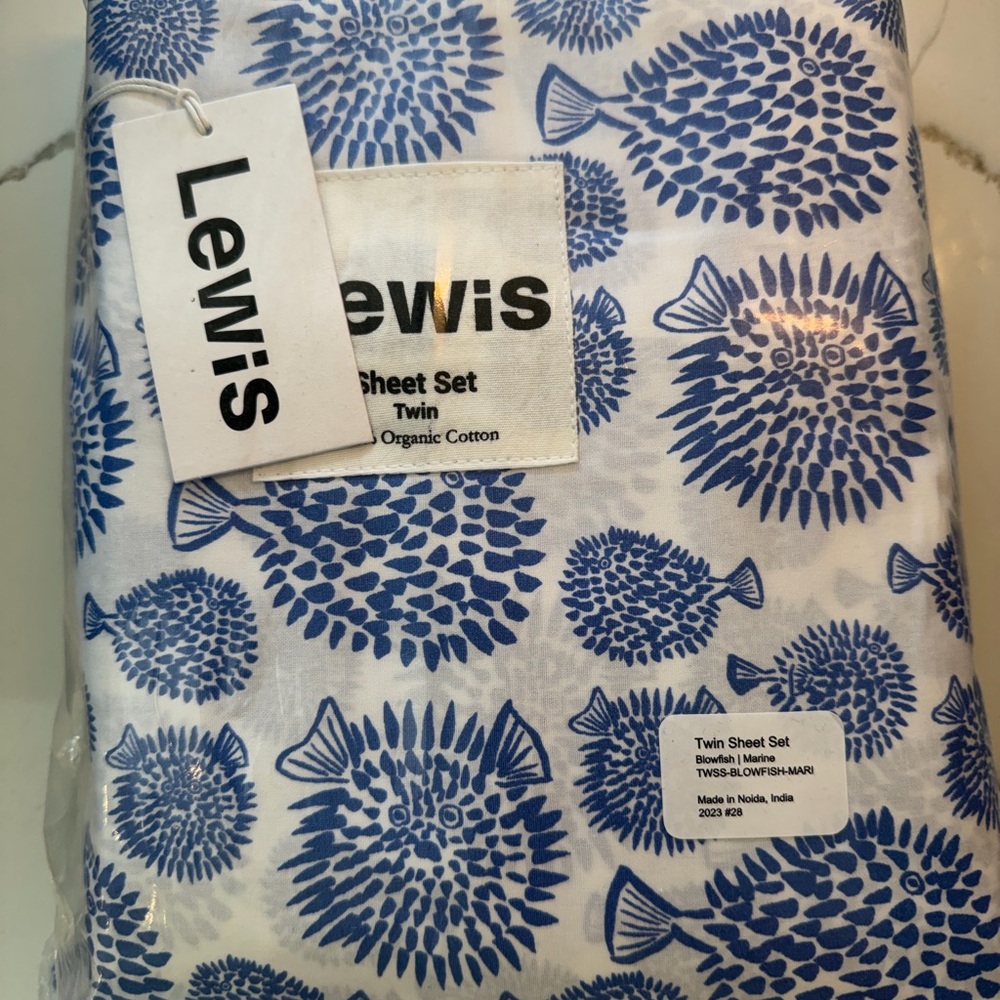 Lewis Twin Sheet Set with Blue blowfish Design NWT